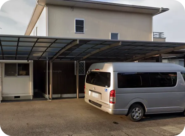 一軒家の前に車が止まっている様子