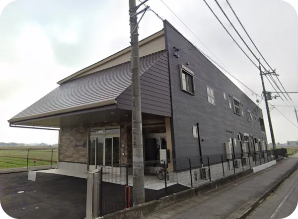 はぐくみホームの外観と入口を示す写真